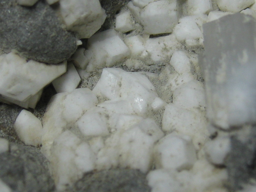 Thomsonite-Ca & Phillipsite