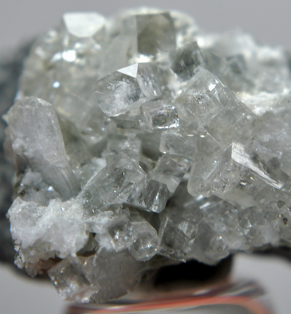 Fluorapophyllite-(K) & Calcite