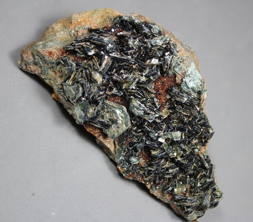 Clinochlore & Hessonite