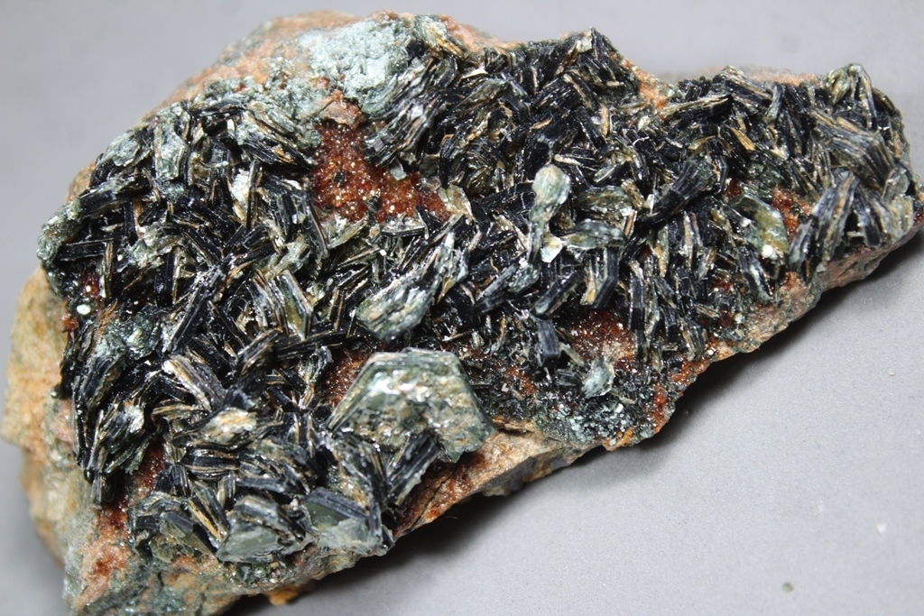 Clinochlore & Hessonite