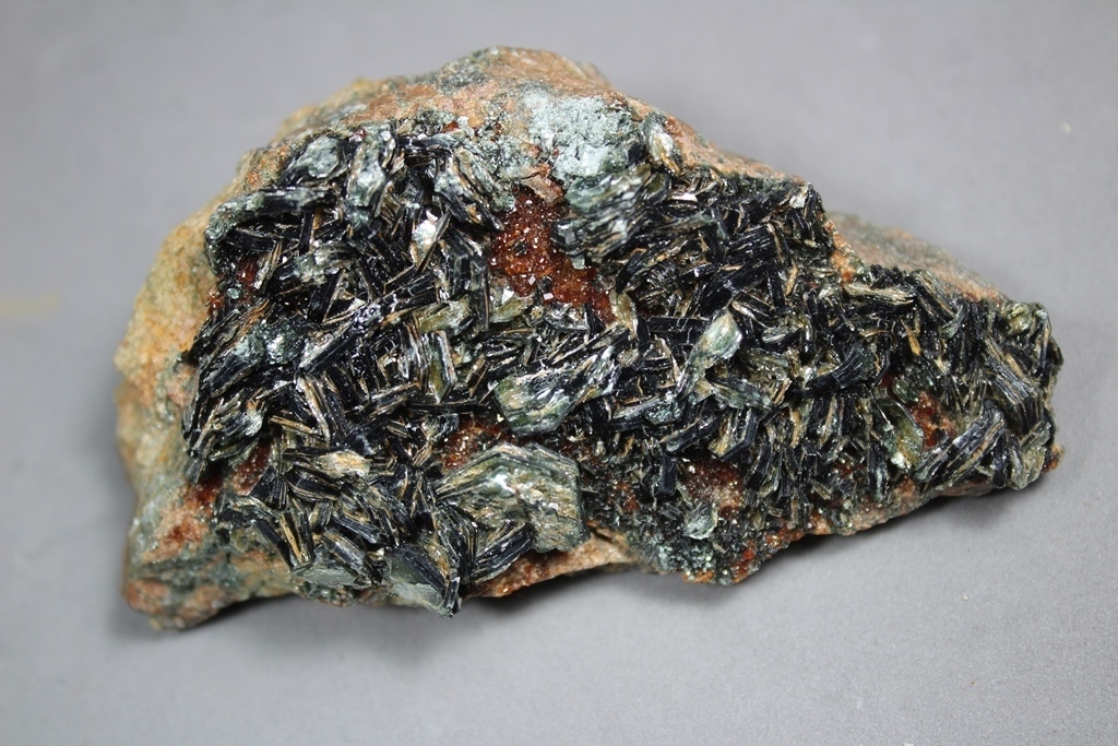 Clinochlore & Hessonite