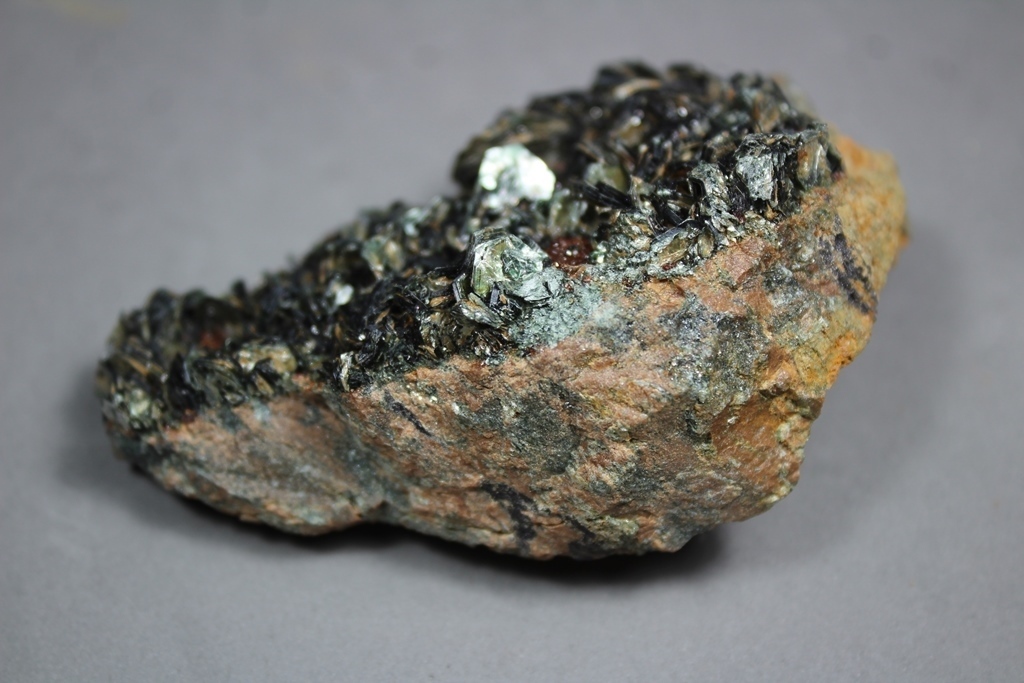 Clinochlore & Hessonite