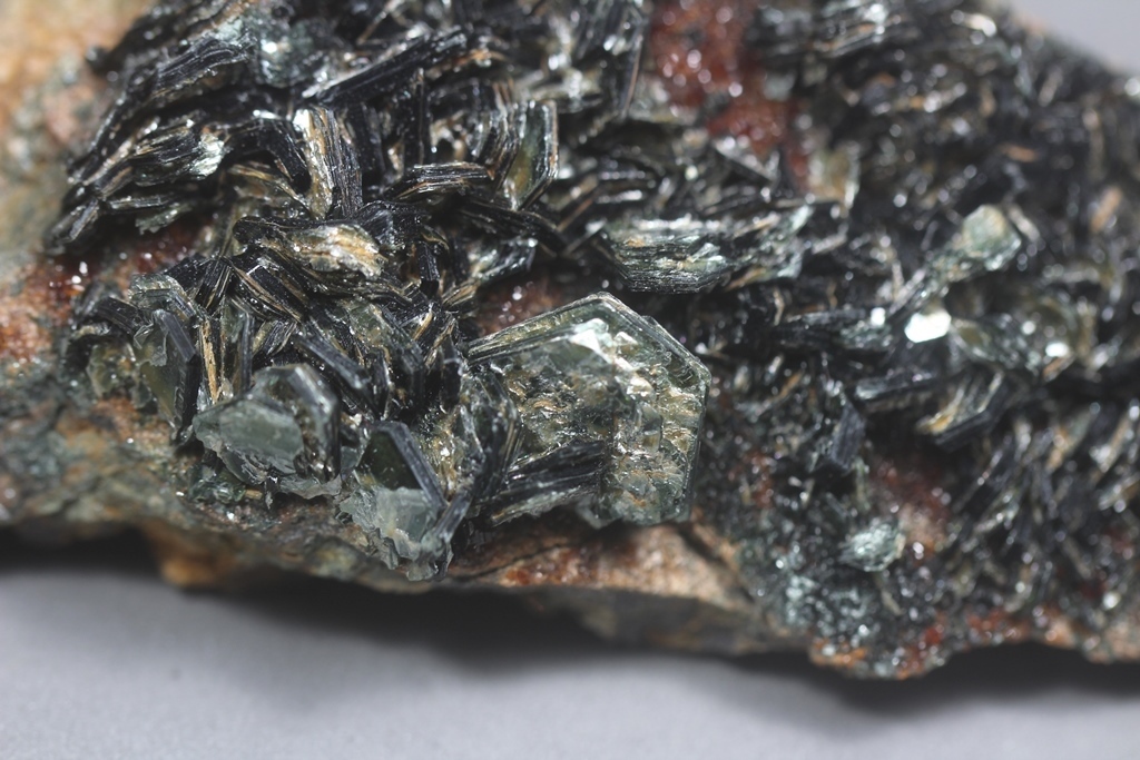 Clinochlore & Hessonite