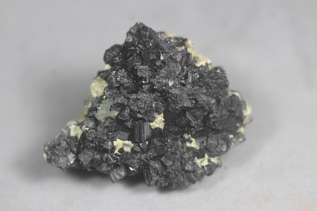 Magnesio-lucchesiite