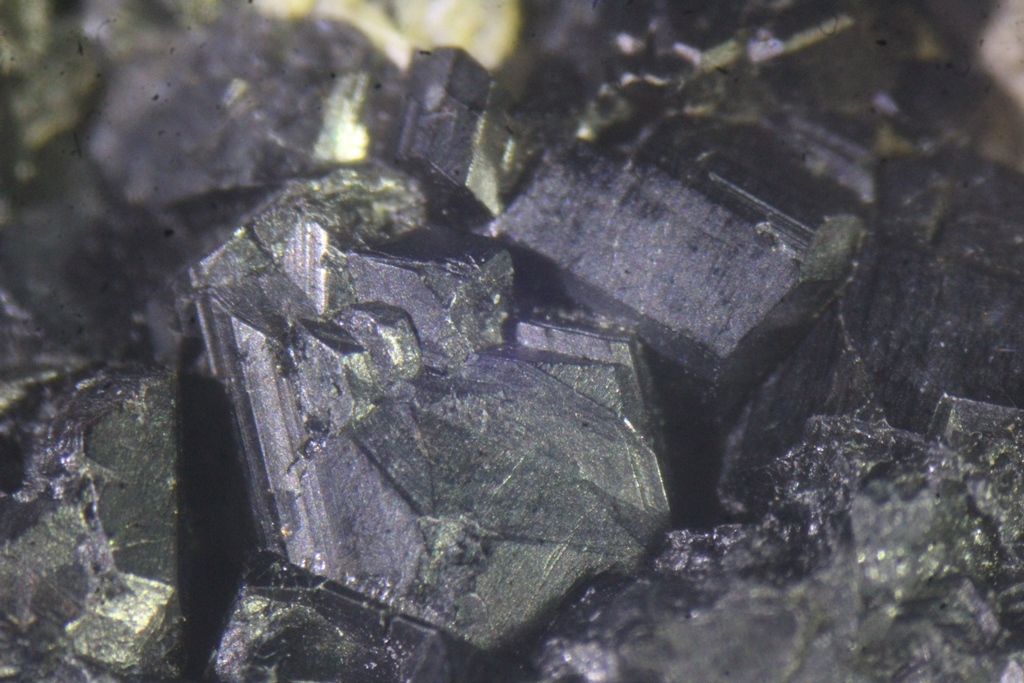 Magnesio-lucchesiite