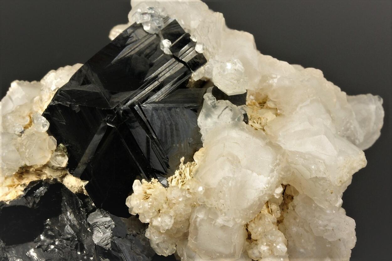 Marmatite With Manganoan Calcite