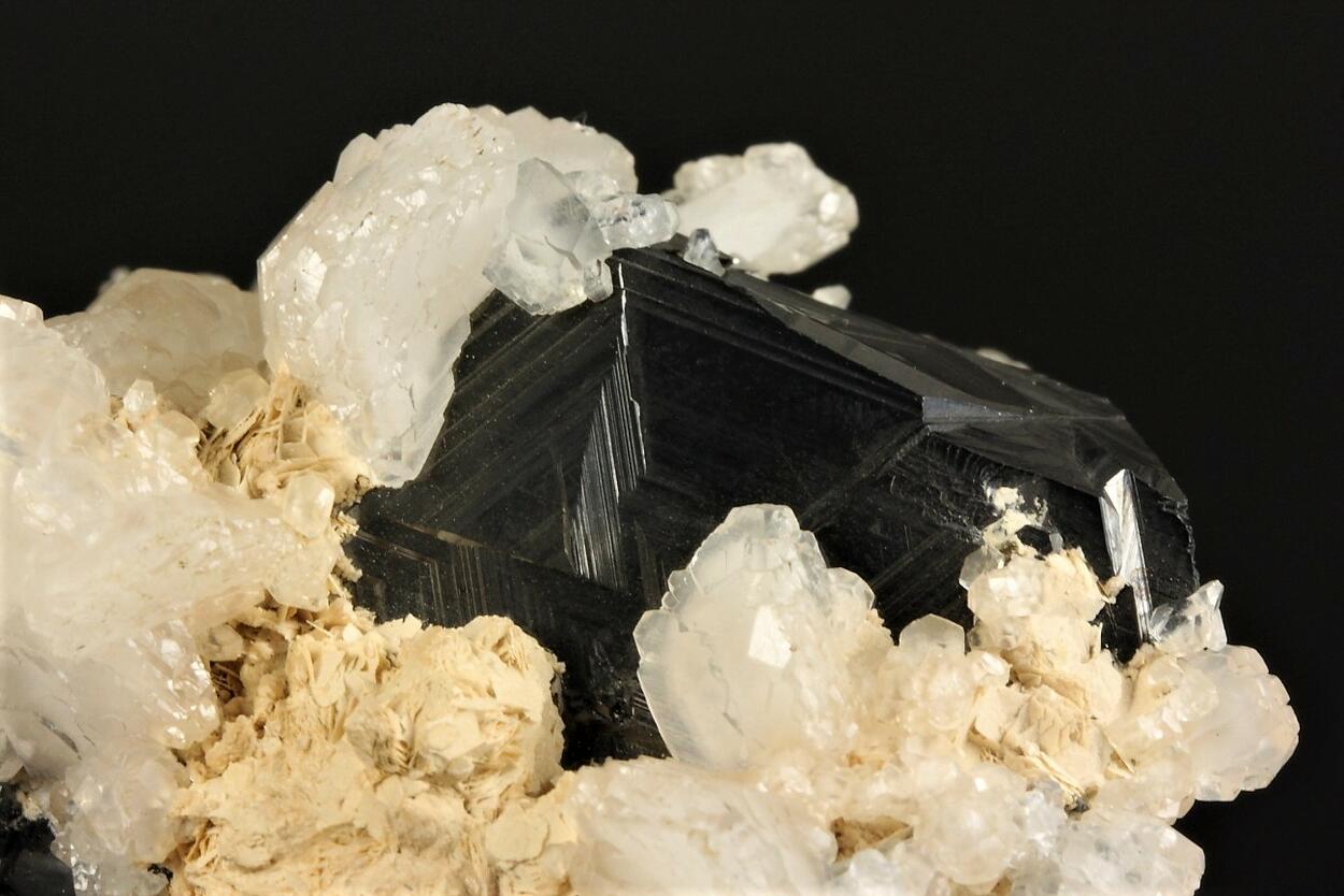 Marmatite With Manganoan Calcite