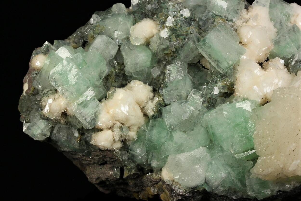 Fluorapophyllite-(K) Heulandite