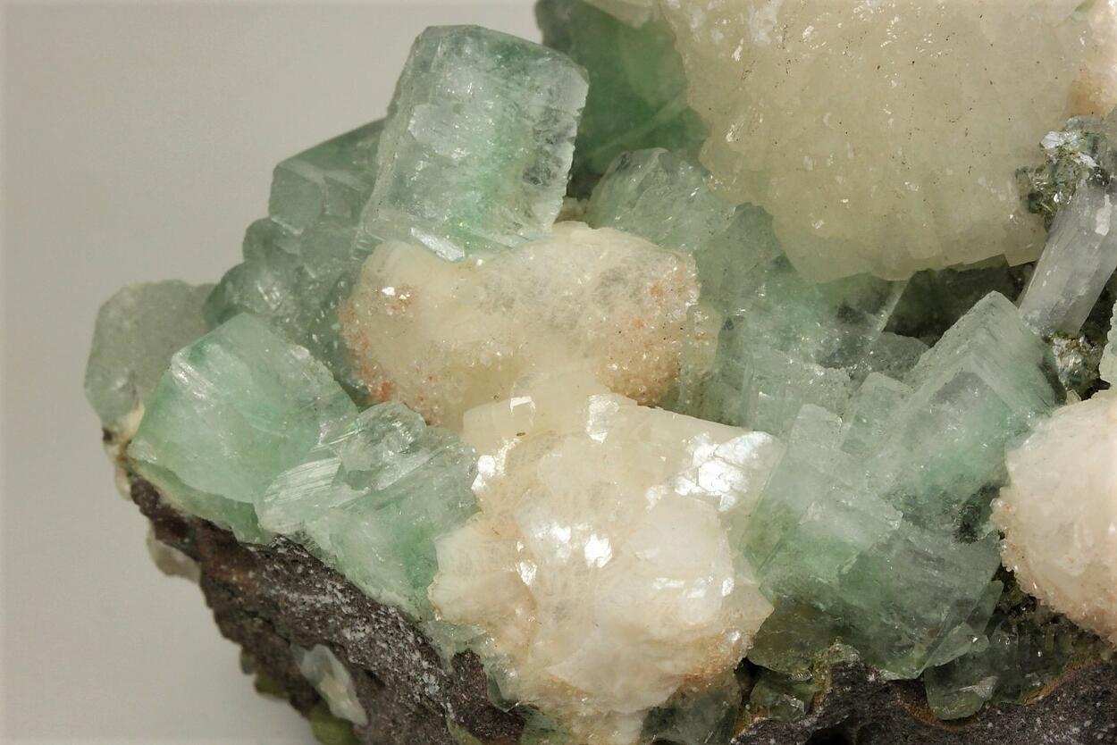 Fluorapophyllite-(K) Heulandite