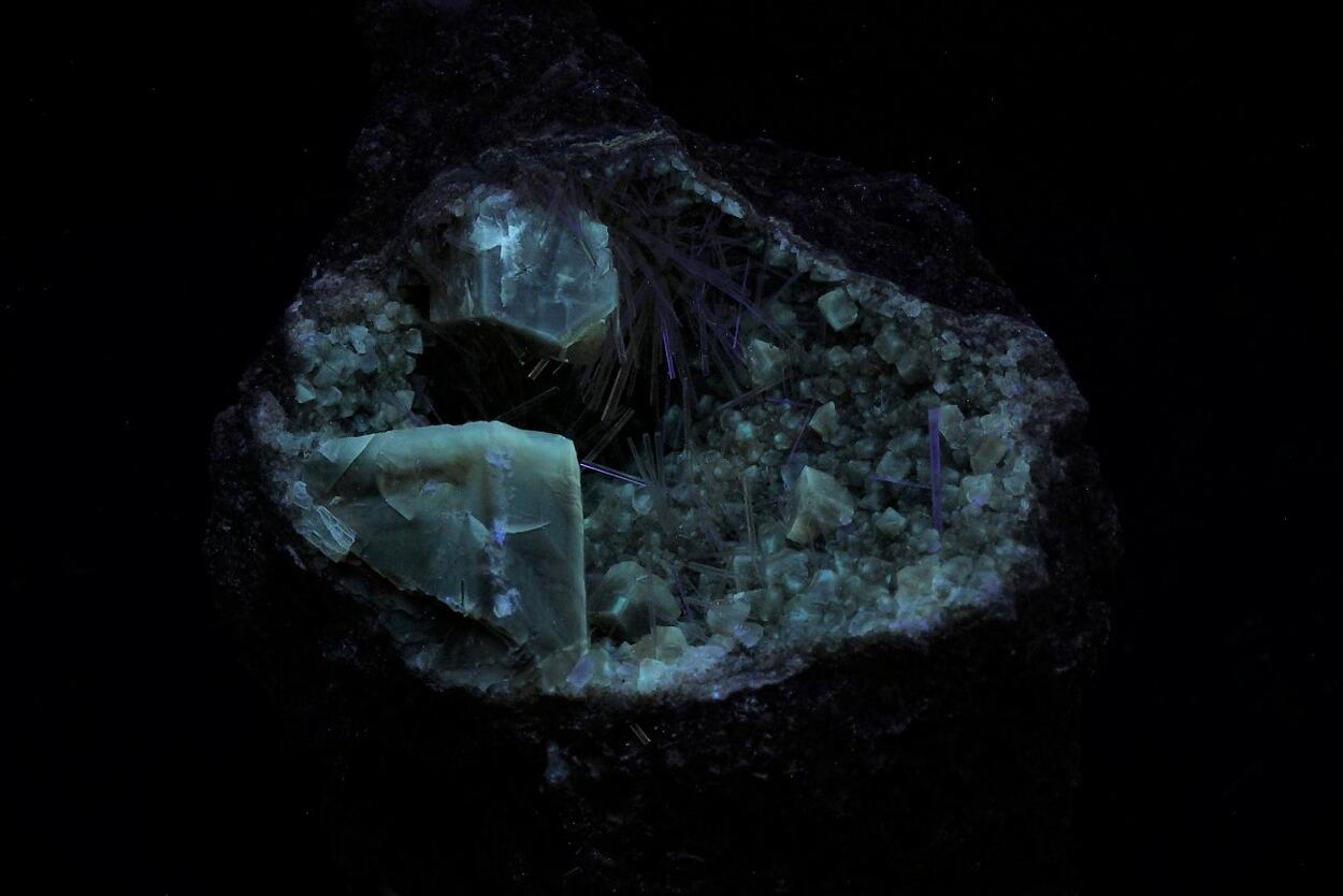 Natrolite With Calcite Psm Wood