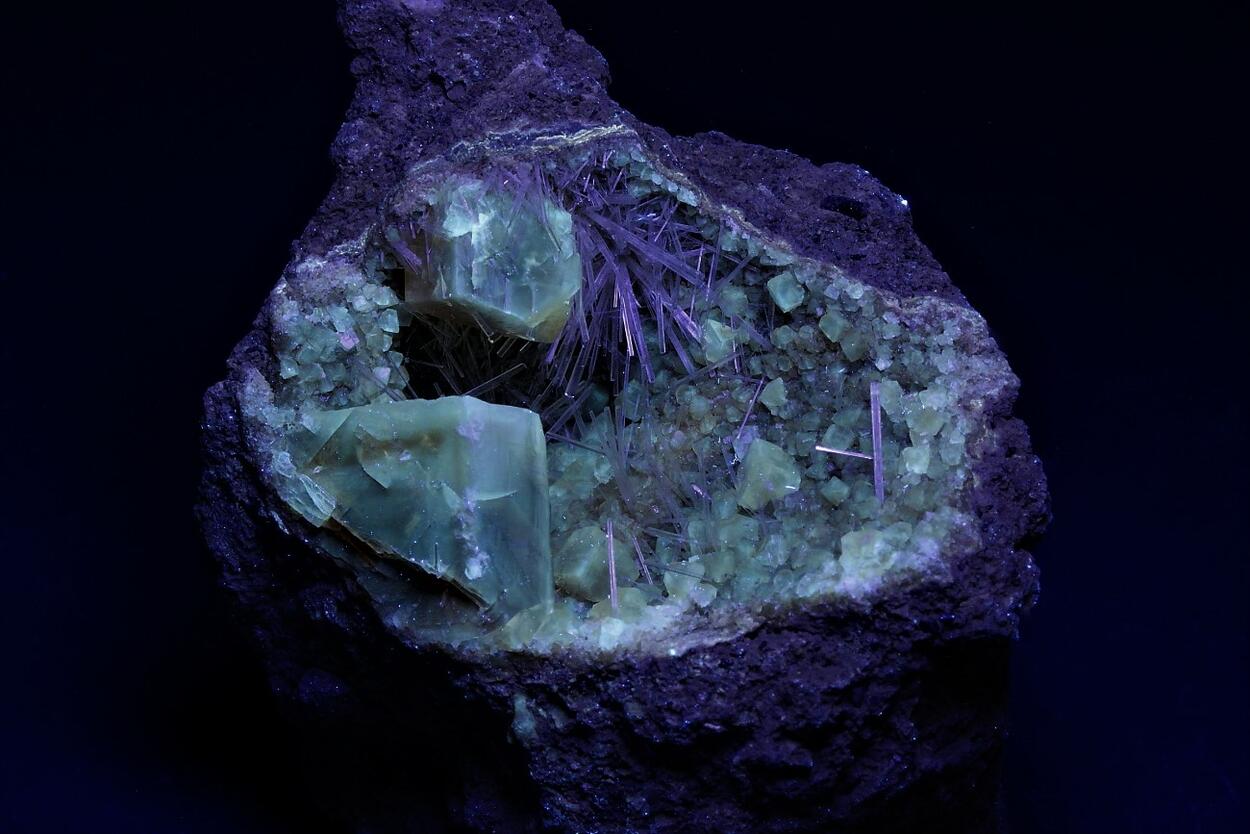 Natrolite With Calcite Psm Wood