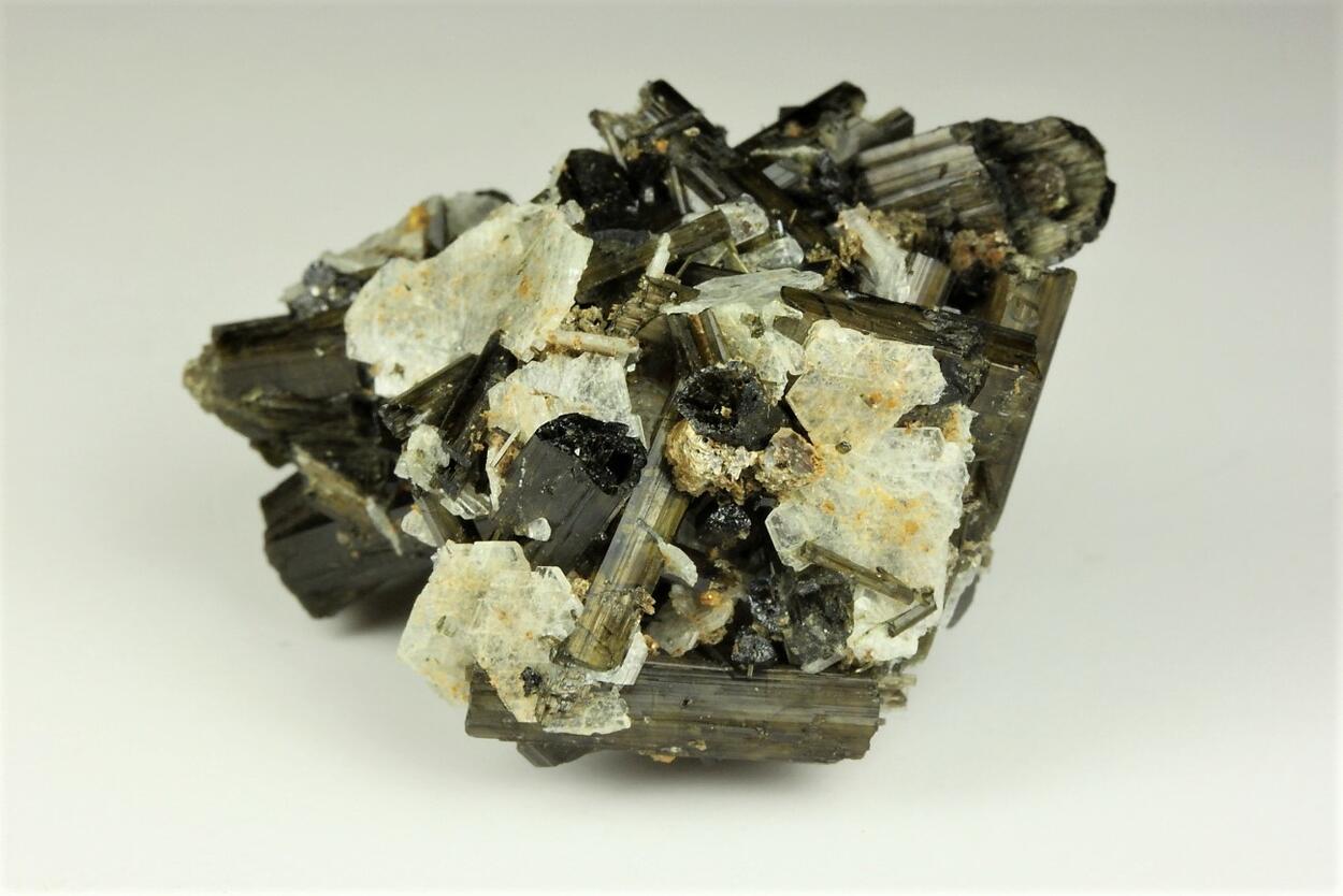 Verdelite With Cleavelandite