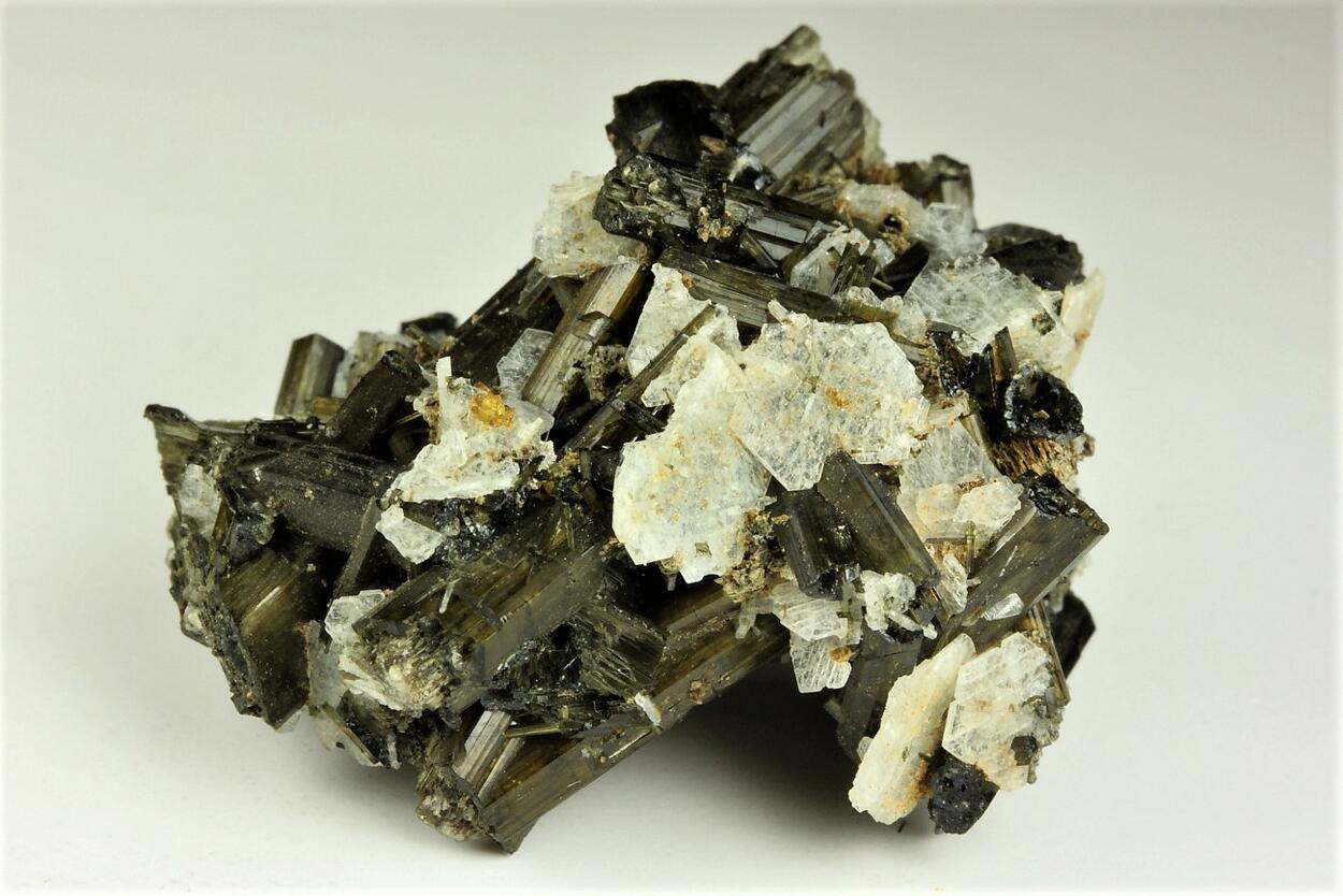 Verdelite With Cleavelandite