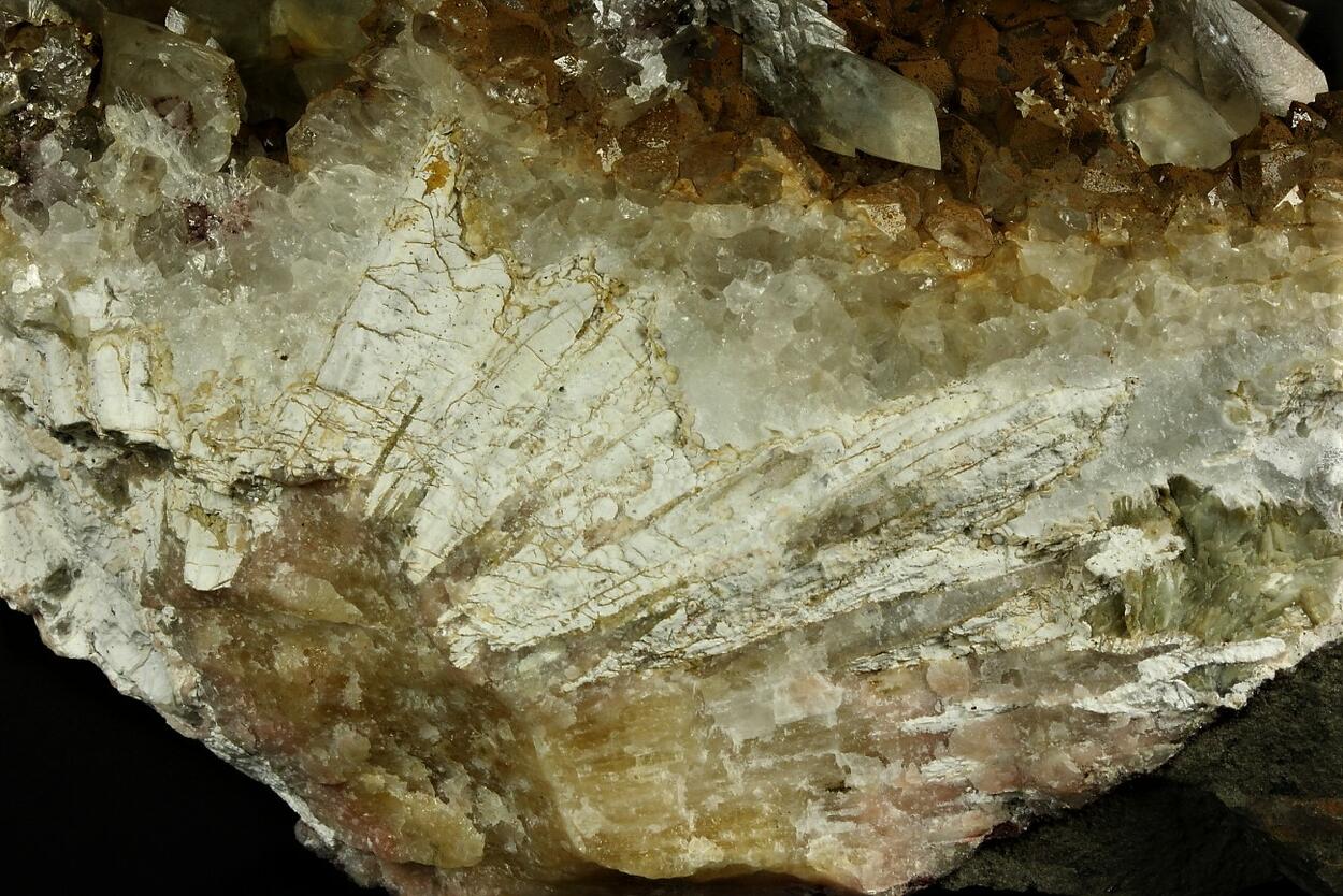 Calcite On Agate Psm Aragonite