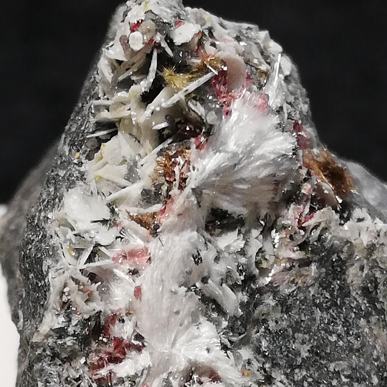 Makatite Eudialyte & Ellingsenite