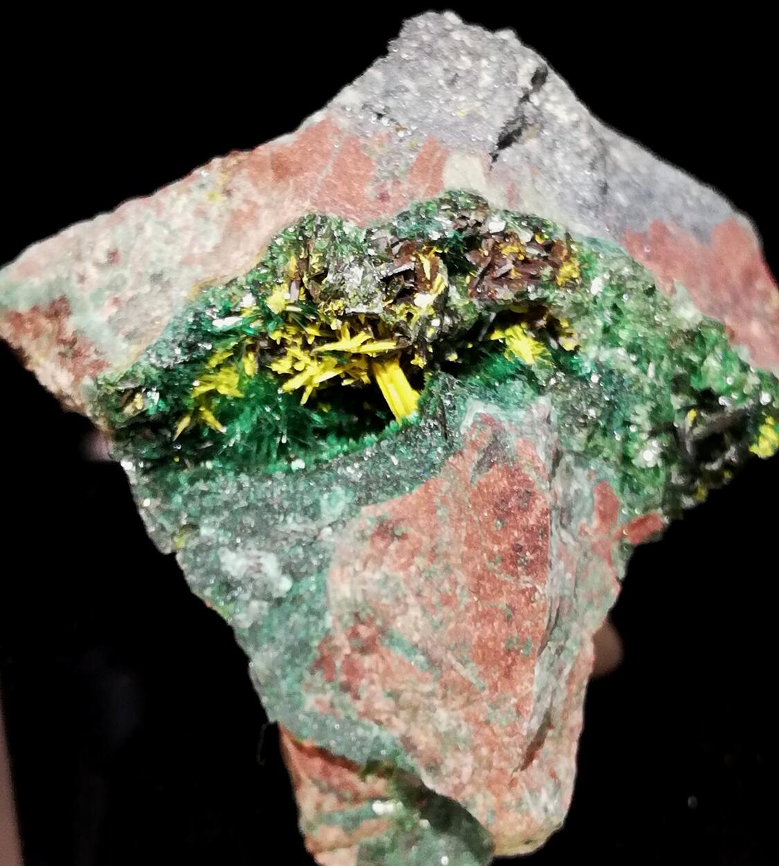 Schoepite On Rutherfordine & Malachite