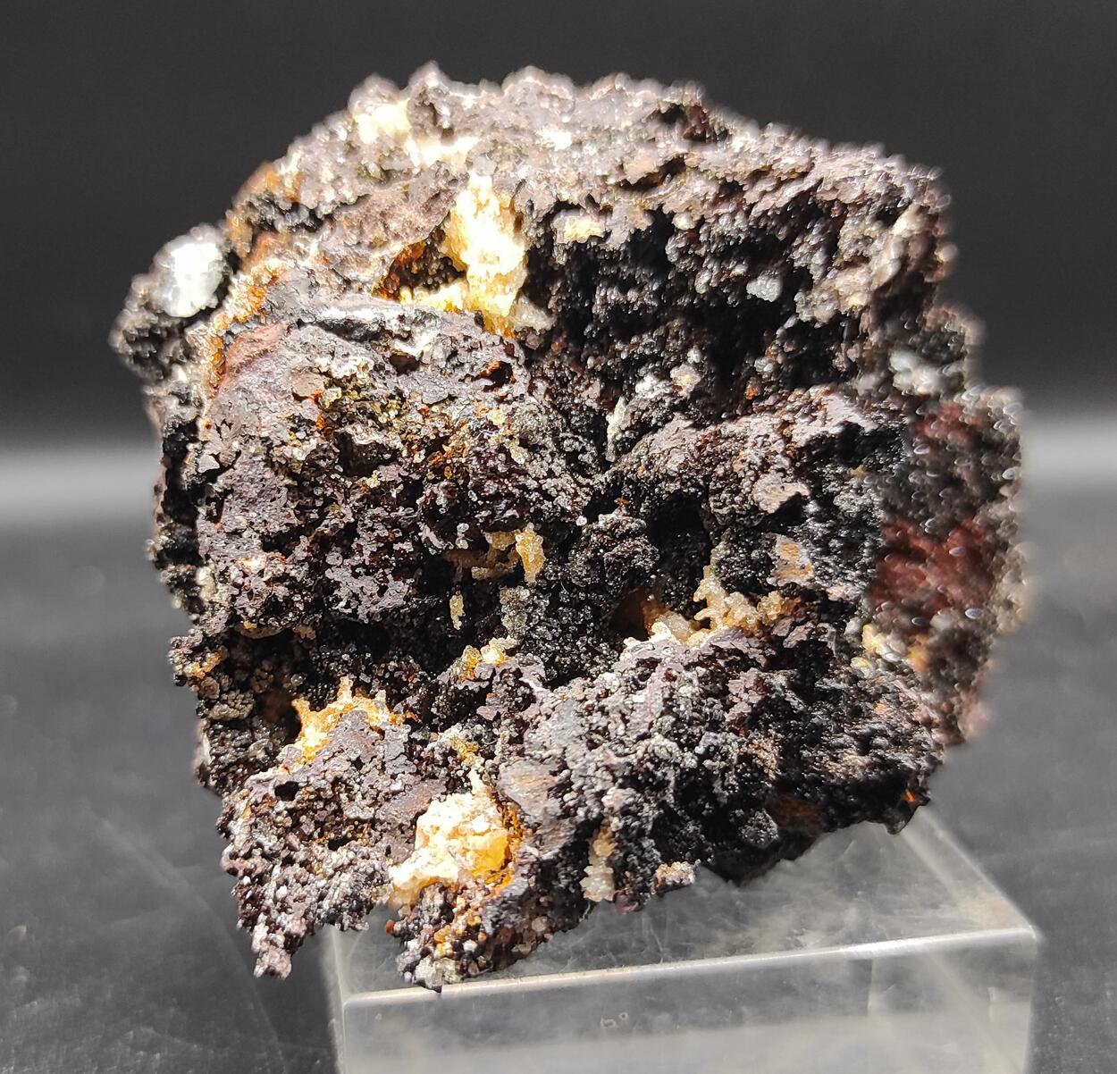 Willemite Mimetite & Cerussite On Goethite