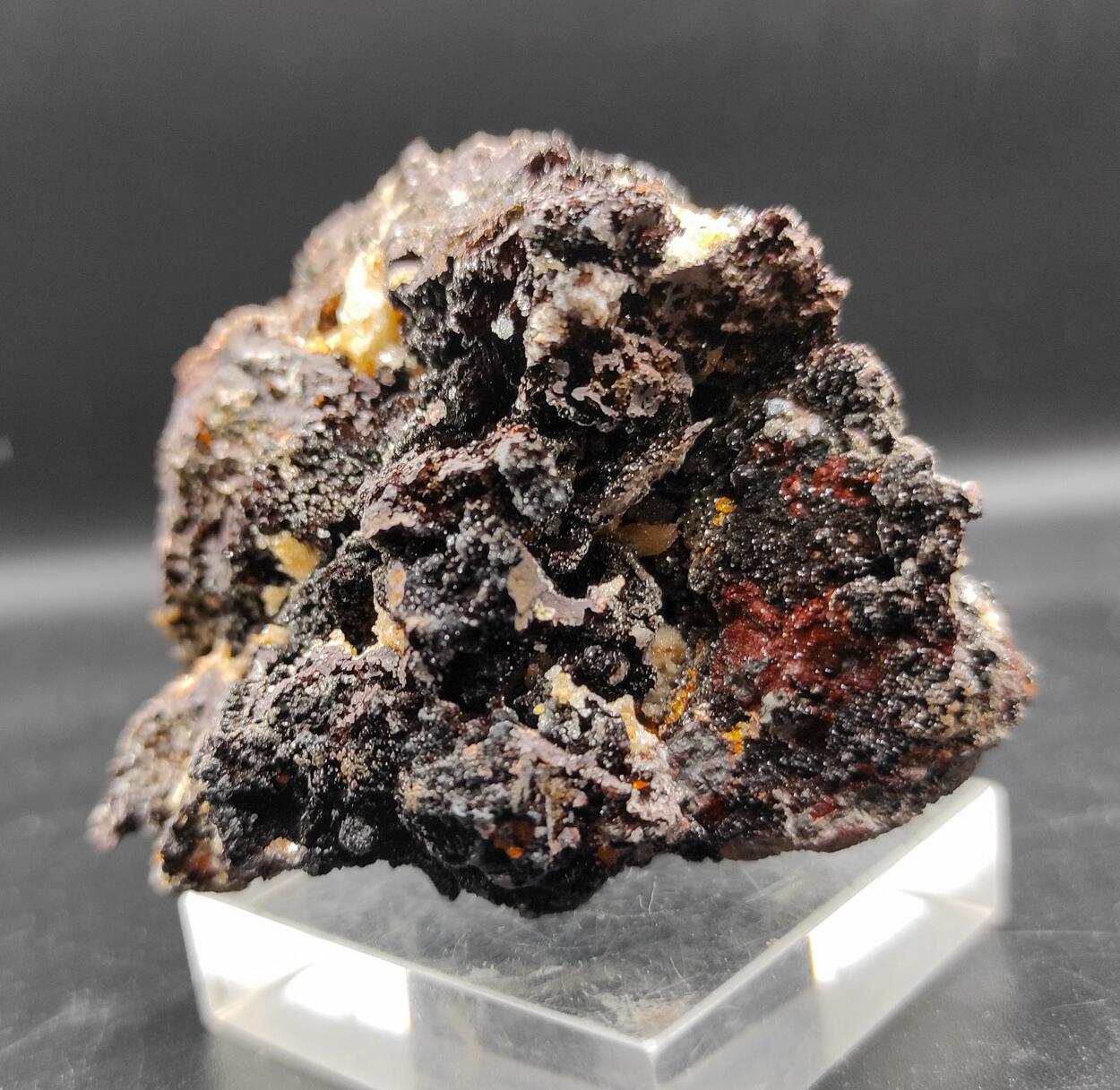 Willemite Mimetite & Cerussite On Goethite