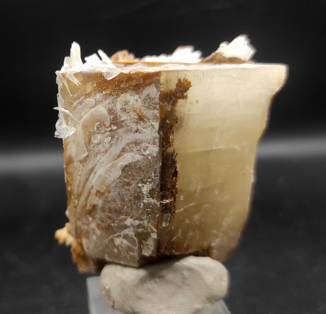 Aragonite On Dolomite