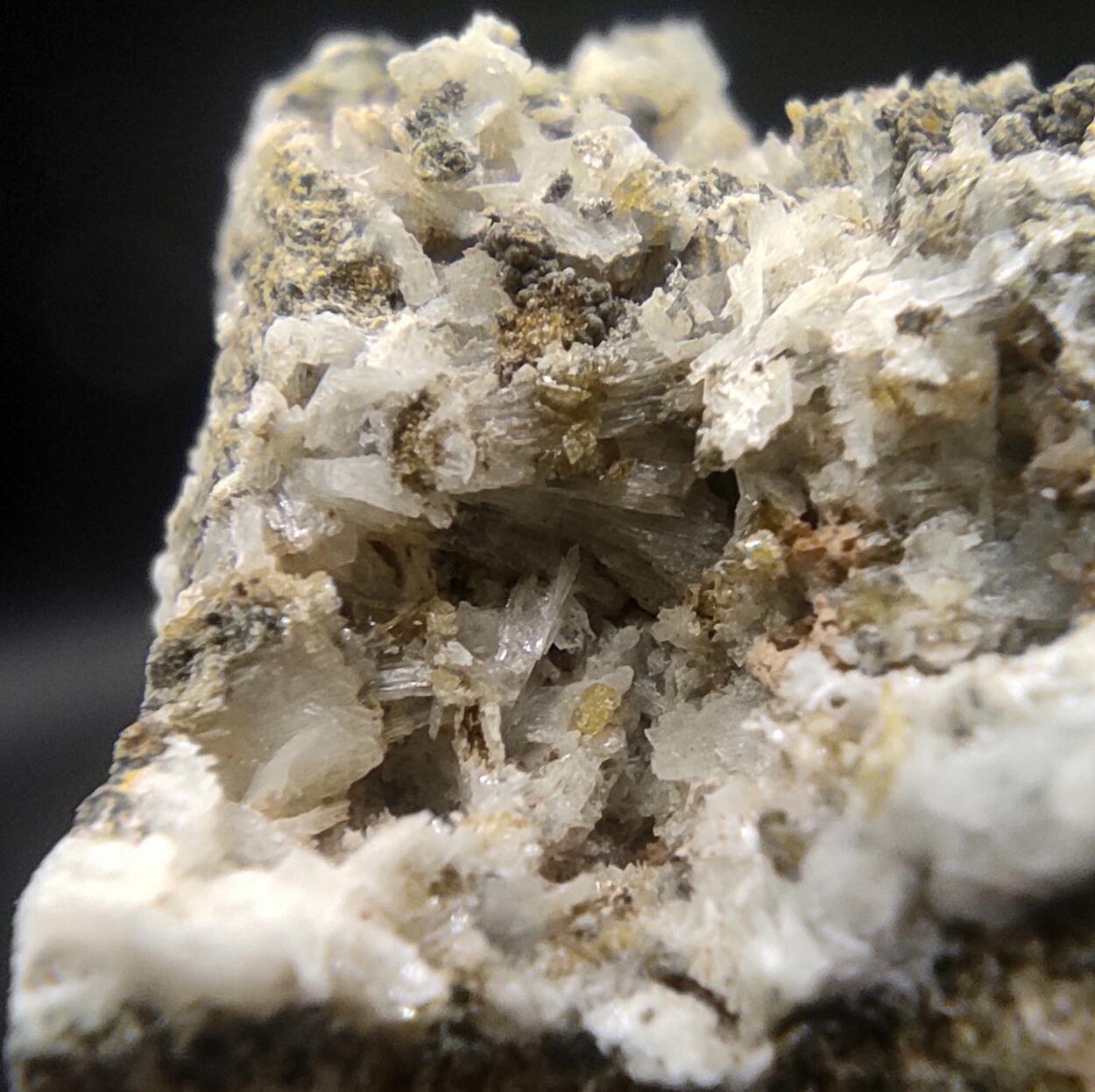Albite Titanite Ferro-actinolite Pyrite Prehnite & Calcite