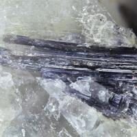 Ferro-fluoro-pedrizite