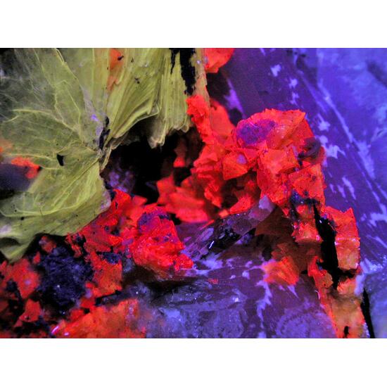 Genthelvite Natrolite & Polylithionite