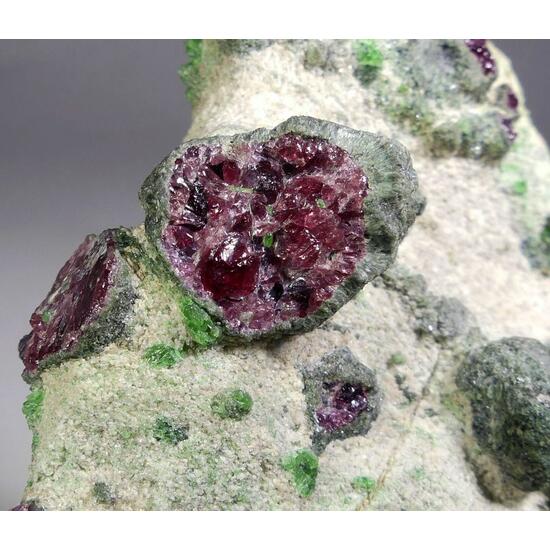 Pyrope With Chromian Diopside Forsterite & Kelyphite