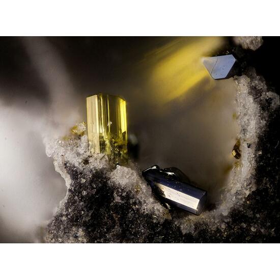 Fluoro-edenite Pseudobrookite & Hematite