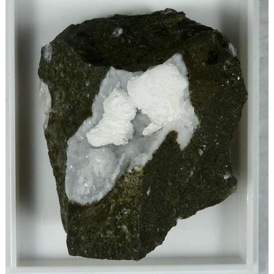 Gmelinite-Na & Tobermorite