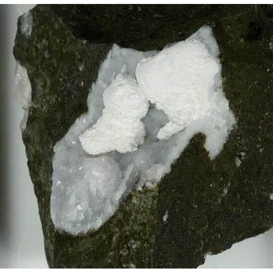 Gmelinite-Na & Tobermorite