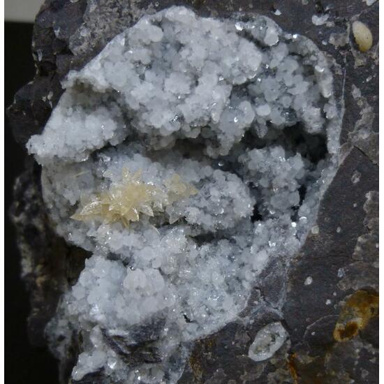 Thomsonite-Ca Chabazite-Ca & Calcite