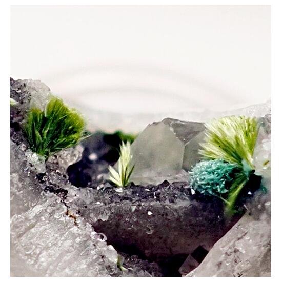 Strashimirite & Agardite-(Ce)