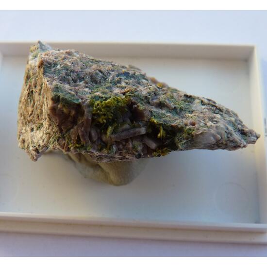 Pumpellyite-(Fe2+) & Epidote