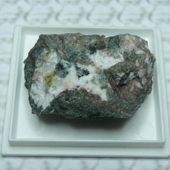 Pumpellyite-(Fe) & Clinozoisite