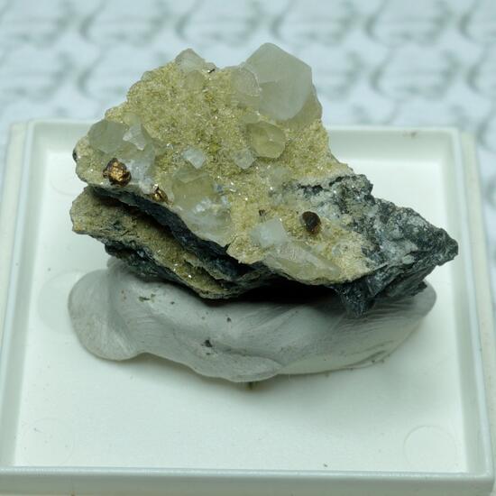 Chalcopyrite & Sphalerite & Epidote & Pumpellyite-(Mg)